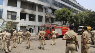 Incendiu cu cel puțin 10 morți, la un centru comercial în care se află un spital cu pacienţi COVID-19