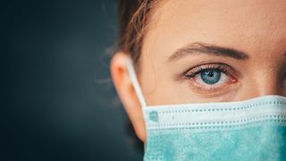 Măști fără protecție COVID-19.  Erau vândute într-un lanţ de magazine