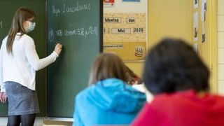 Un număr record de elevi infectați cu virusul SARS Cov-2 în Franţa