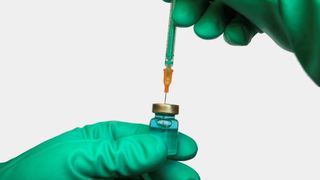 Cum se simte barbatul vaccinat cu Pfizer si Moderna, la o saptamana dupa administrarea vaccinului COVID-19