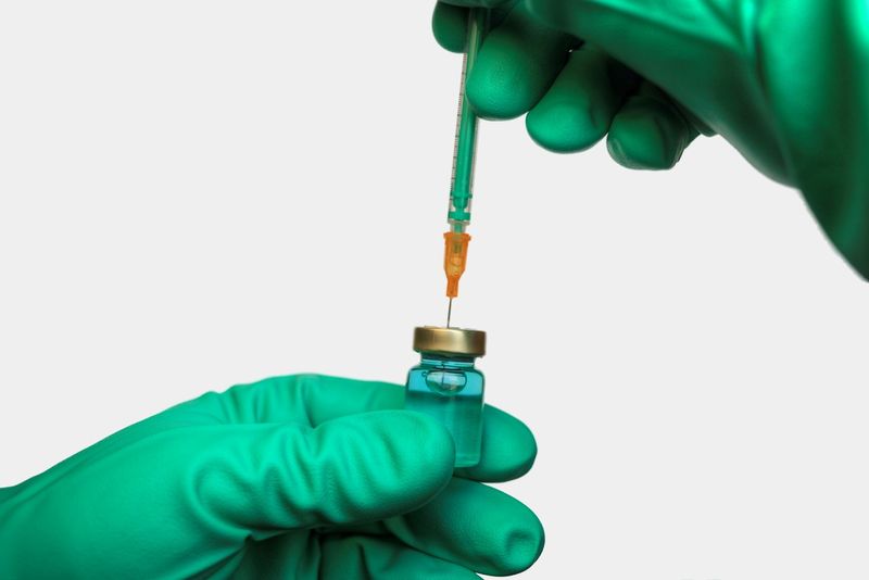 Cum se simte barbatul vaccinat cu Pfizer si Moderna, la o saptamana dupa administrarea vaccinului COVID-19