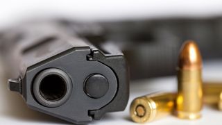 Un bărbat de 55 de ani a fost găsit împușcat într-un imobil