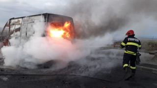un microbuz a luat foc în mers