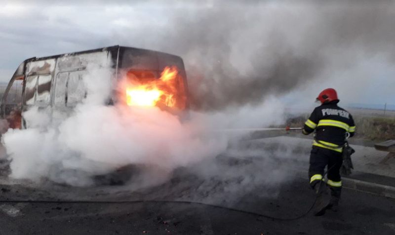 un microbuz a luat foc în mers