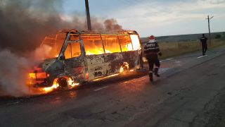 Trafic blocat după ce un microbuz cu călători a luat foc în mers