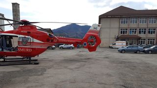 Fetiță agresată pe holul școlii incontienta