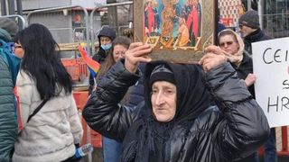 Bătrânica care a făcut senzație la protest. Ce nemulțumiri are la cei 72 de ani