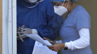 O nouă mutație a coronavirusului, de trei ori mai mortală pentru tineri