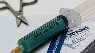 oameni vaccinați &icirc;mpotriva covid-19