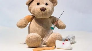 Vaccinul AstraZeneca nu va mai fi testat pe copii și nici pe adolescenți  