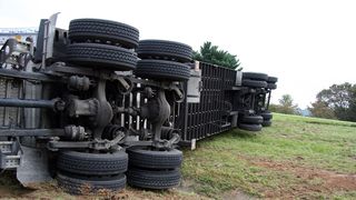 Accident cumplit: Un tren a intrat cu 120 km/h într-un camion