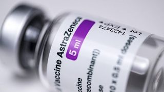 Agenţia Europeană pentru Medicamente a găsit o posibilă legătură între vaccinul AstraZeneca și probleme rare de coagulare a sângelui