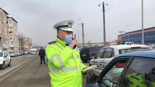 Un minor &icirc;n v&acirc;rstă de 14 ani a fost prins de polițisti &icirc;n timp ce conducea un autoturism