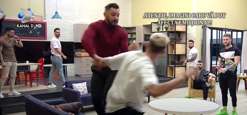 Scandal în casa băieților de la Puterea Dragostei! Un concurent a sărit la bătaie