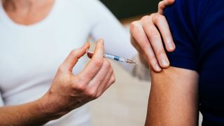 Veste bună pentru rom&acirc;ni! Primele doze de vaccin Johnson&Johnson ajung &icirc;n ţară mai devreme