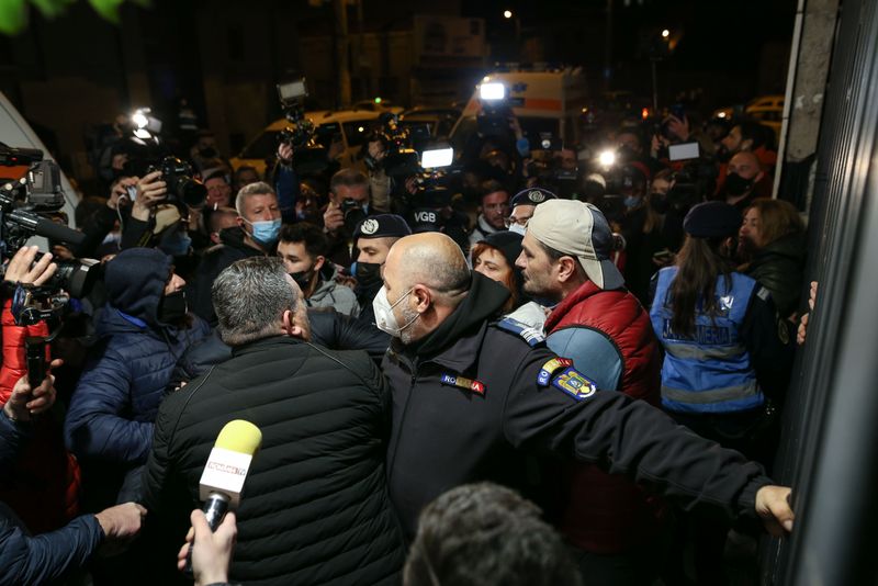 Bolnavi evacuaţi în creierul nopţii