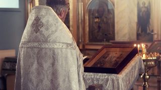 Povestea părintelui Constantin care îngrijește spiritual pacienții CORONAVIRUS: „Îmi pun trei măști”