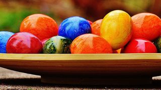 Cum să vopsesti natural ouăle de Paște. Trucul pentru un luciu perfect