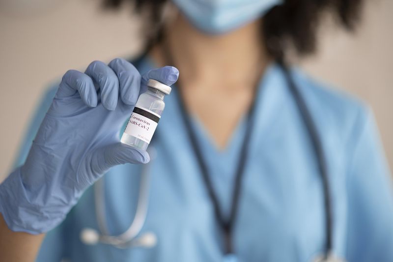 România ocupă locul 4 în UE în privința numărului persoanelor vaccinate cu duă doze de vaccinRomânia, pe locul 4 în UE în privința numărului persoanelor vaccinate cu două doze de vaccin anti-COVID