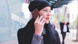 Se modifică Codul Rutier! Pietonii care folosesc telefonul în timp ce traversează vor fi amendați