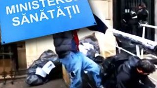 VIDEO - Scandal la protestul de la Ministerul Sănătății. Bărbat bătut