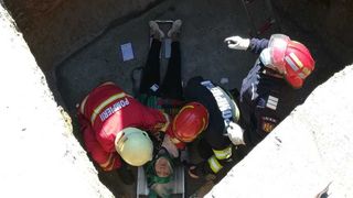 Șocant: O femeie a murit după ce a căzut într-o groapă de pe stradă