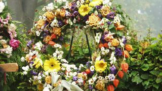 Cum vă poate ajuta o firmă de pompe funebre din București să alegeți florile potrivite?