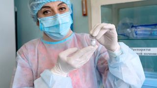 Vești bune pentru rom&acirc;ni. 139.200 doze de vaccin AstraZeneca ajung duminică &icirc;n ţară