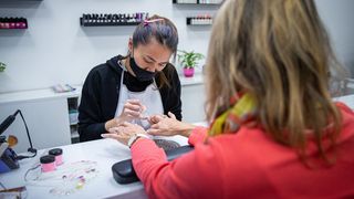 Slovacia iese din cel mai grav val de pandemie și redeschide magazinele și hotelurile