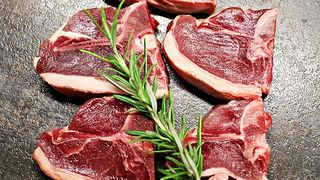 Baiț pentru miel. Cum se marinează corect friptura de miel de Paște