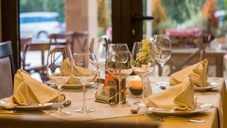 Ce condiții a impus premierul pentru ca restaurantele să rămână deschise în pandemie?