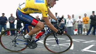 De ce s-a dopat Lance Armstrong? După ce i-au fost retrase premiile, fostul ciclist este acuzat în continuare că a trișat