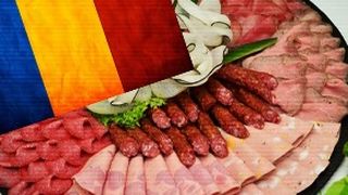 VIDEO - Mezelurile românești, fabricate din carne inferioară de pui importată