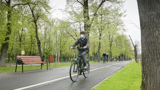 Președintele Klaus Iohannis s-a dus pe bicicletă la Cotroceni, deși afară ploua