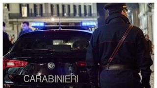Patru poliţişti italieni,  bătuţi crunt de un tânăr de 21 de ani din România (VIDEO)