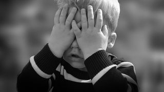 Un copil, de trei ani, a murit înecat. Minorul a căzut în timp ce arunca pietre în apă