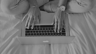 C&acirc;t se c&acirc;știgă pe camera web: o fată din București &icirc;și &icirc;mpărtășește cifrele reale ale veniturilor sale