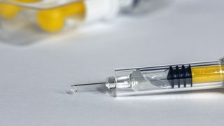 doi bărbați au murit de coronavirus deși erau vaccinați