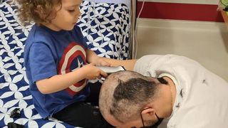 Povestea plină de emoție a unei fetițe, de trei ani, diagnosticată cu o tumoare de două kilograme