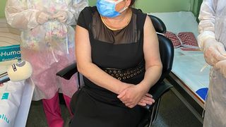 Vaccinurile anti-COVID continuă să sosească în România, numai doritori să fie