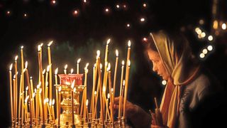 Seara, după ce au făcut treabă, gospodinele se duc la Biserică pentru a participa la Denii. 