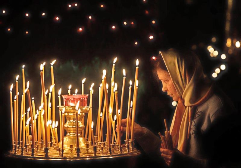 Seara, după ce au făcut treabă, gospodinele se duc la Biserică pentru a participa la Denii. 