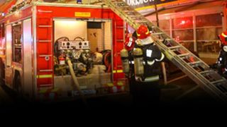 VIDEO - O shaormerie cunoscută, mistuită de flăcări. Oameni în pericol