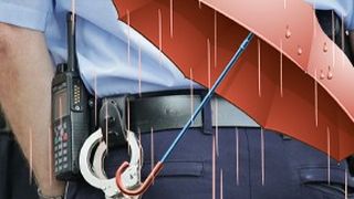 VIDEO-Agenți cu scutiri de la medic pentru patrulare pe timp de ploaie