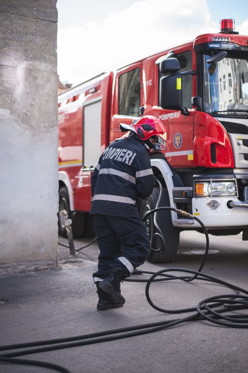 Incendiu puternic la o fabrică de hârtie din Dej