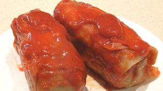 Caz șocant în Botoșani. Un bărbat a fost înjunghiat de soție după ce i-a zis că nu știe să facă sarmale