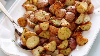 Cartofi la cuptor. Ingredientul secret care îi face delicioși