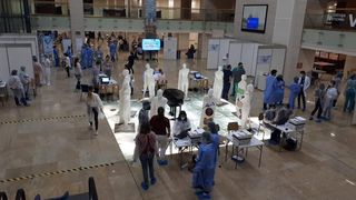 Maratonul vaccinării din București: Peste 12.000 de persoane, imunizate. Până când sunt deschise centrele?