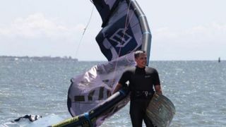 Cine este bărbatul care a murit înecat în mare în timp ce practica kitesurfing