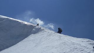 Un celebru alpinist român, surprins de o avalanșă pe Dhaulagiri, în Himalaya. În ce stare este acesta